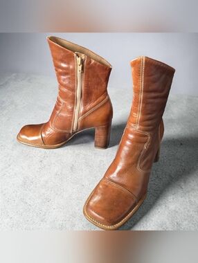 EUC VINTAGE BAKERS ( 8 ) Y2K Tan/Brown Leather Square Toe Stitched Heeled Boots